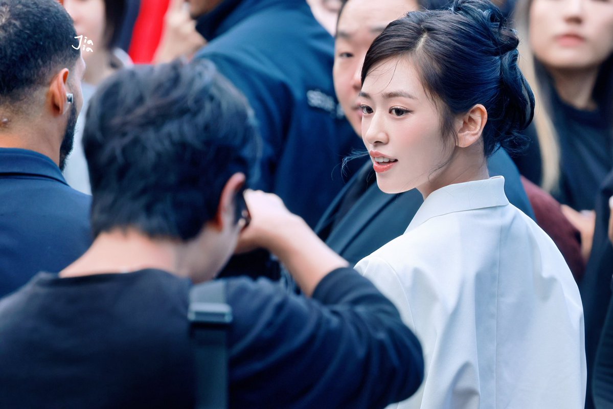 JIAJIA0102's tweet photo. 261004 🐊(1)

YUJIN AT LACOSTE PFW
#YUJINxLacosteSS27
#ANYUJIN #아이브 #안유진 #IVE #YUJIN
#LacosteSS27 https://t.co/uC6yWGtqci