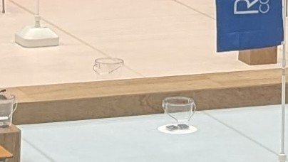 Polaris_88's tweet photo. 今日の試合を見ててこのバケツの真の意味が分かった気がする🪣
1点差の勝負を演出する意図もあると思うけど、幟旗の正面にそのままだと来れないため位置合わせが難しくなる(中央の固定台にマシンを当てて固定できない)
その回避のための鹿児島Bや佐世保Bのような"跨ぐ"アイデアは秀逸🙆‍♂️ #高専ロボコン https://t.co/qzrZZ4Mi5W