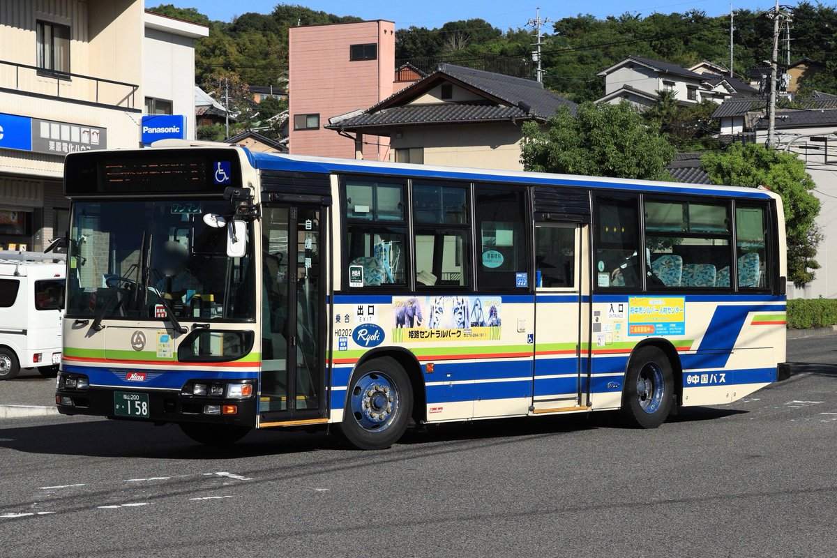 Hayato7320's tweet photo. 2026/10/3
中国バス158(H0202) KL-HU2PLEA

この日からNewの日野ウィングエンブレムを装着した158。前よりも大きくなりフロントもピカピカに！
中国バス大型最後の旧カラーで最後のブルーリボンシティ、いつみてもかっこいい仕様になってます。 https://t.co/5AiV7vejos