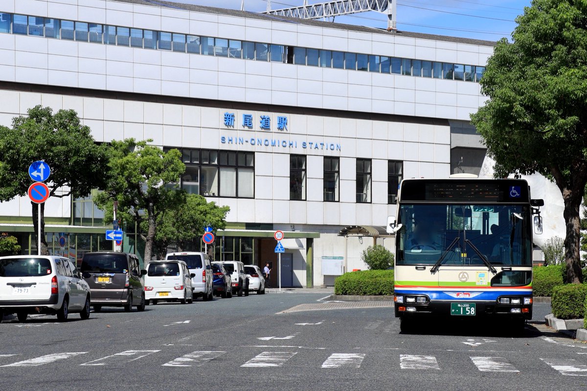 Hayato7320's tweet photo. 2026/10/3
中国バス158(H0202) KL-HU2PLEA

この日からNewの日野ウィングエンブレムを装着した158。前よりも大きくなりフロントもピカピカに！
中国バス大型最後の旧カラーで最後のブルーリボンシティ、いつみてもかっこいい仕様になってます。 https://t.co/5AiV7vejos