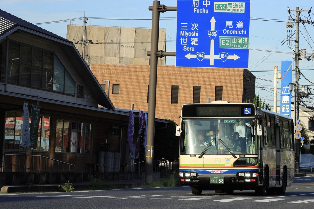Hayato7320's tweet photo. 2026/10/3
中国バス158(H0202) KL-HU2PLEA

この日からNewの日野ウィングエンブレムを装着した158。前よりも大きくなりフロントもピカピカに！
中国バス大型最後の旧カラーで最後のブルーリボンシティ、いつみてもかっこいい仕様になってます。 https://t.co/5AiV7vejos