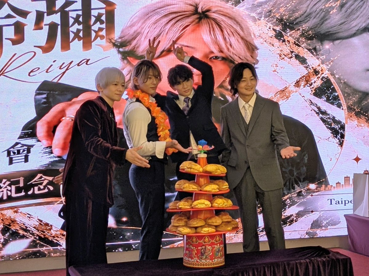 llllluuuucccyyh's tweet photo. 畫面好荒唐好愛😍東雲果然很享受當主角

預祝東雲生日大快樂🥳
也謝謝 @AduoEvent 辦的生日會，但可以先跳過上台摸保溫袋這個環節🤗

@Reiya_Shin0n0me 
@rikumukai 
@tendouissa 
@nagisakiiii https://t.co/xDGAdpGAQA