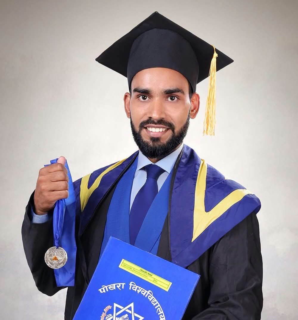 RONBupdates's tweet photo. SLC Fail to MBA Gold Medalist & now at NRB: कुनै समय SLC Board exam मा फेल भएका २८ वर्षीय अकलेश कुमार मिश्रले नेपाल राष्ट्र बैंकको सहायक द्वितीय (चौथो तह) को परीक्षा उत्तीर्ण गरेका छन् । संघर्षको समयमा पशुपतिमा चिया बेच्दै पढेका उनले उच्च माध्यमिकमा पनि दोस्रो श्रेणीमा मात्र उत्तीर्ण भएका थिए भने मेहनत गर्दै MBA मा ४ GPA प्राप्त गरि पोखरा विश्वविद्यालयबाट स्वर्ण पदकबाट सम्मानित भएका थिए।   ❤️🙏 #Congrats