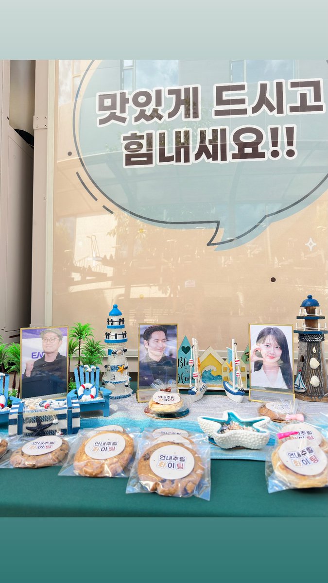 franky___a's tweet photo. Director Park You Young posted photos of a support coffee truck for the 'Unnatural' team today.
Looking at the framed photos of YoonA and the director, it might have been sent by either tvN or Studio Dragon 🤔
Cr. youyoung_park
#YoonA #윤아 #임윤아 #LimYoonA https://t.co/PjqazA9zLw