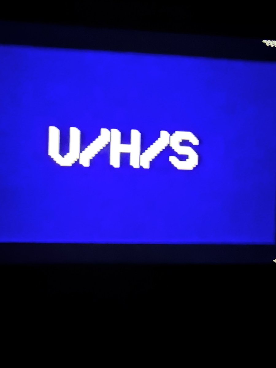 jennmotion's tweet photo. VHS - 8 de 10
buena peli, solo no me gustó q se moviera mucho la cámara, de resto las mini historias me dieron mucho miedo, se veía muy casera https://t.co/brT4oQ0kKe