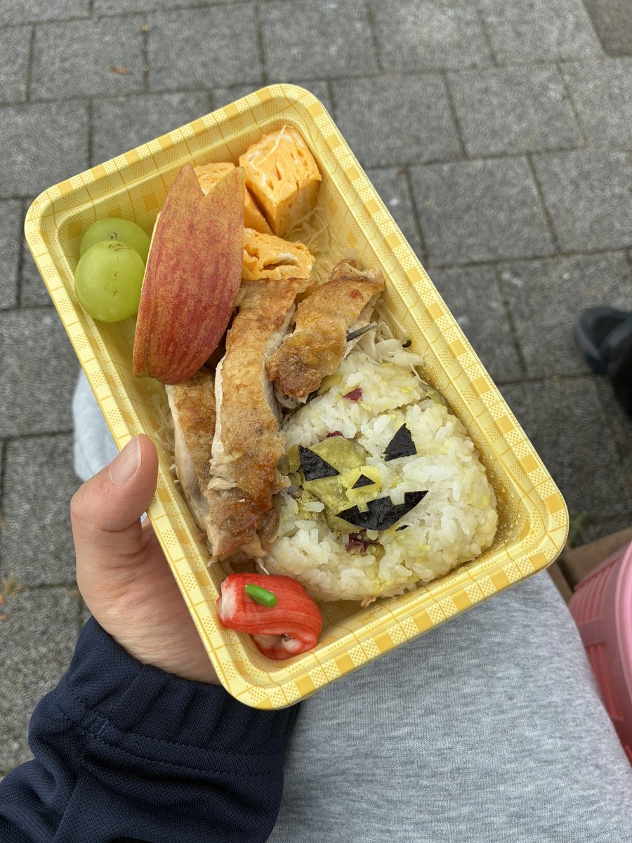 aya18886153's tweet photo. 今日も今日とてピクニック🧺あやちゃんは本当にお外で食べるの好きだね～～😂と笑われています。一応ハロウィン風にしてみたよ。 https://t.co/CQeB0LLTWf