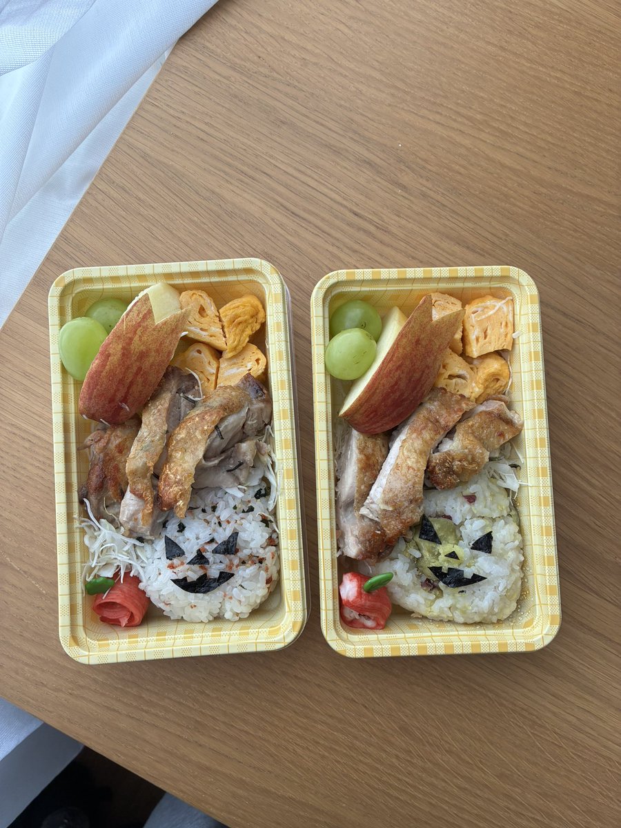 aya18886153's tweet photo. 今日も今日とてピクニック🧺あやちゃんは本当にお外で食べるの好きだね～～😂と笑われています。一応ハロウィン風にしてみたよ。 https://t.co/CQeB0LLTWf