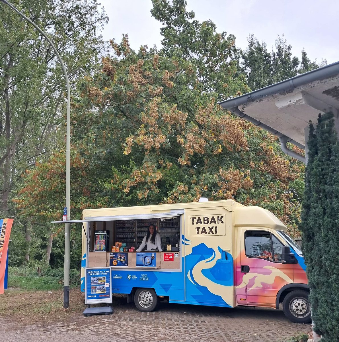 Miss_Royal73's tweet photo. Wat een slimme dame! 😎 10m over de grens in Siebengewald. De #TabakTaxi 🚬 https://t.co/mhveHbVqUO