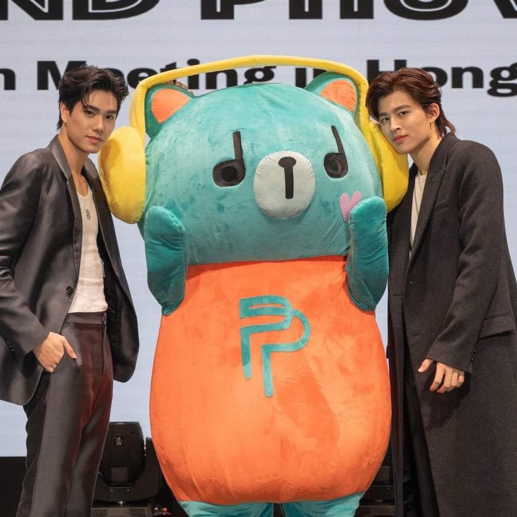 MyNameIsAnalyze's tweet photo. โห..สมัยนั้นยังไม่มีมาสคอต แฟนคลับท่านนึงลงทุนทำชุดเพิ่มพูนเพื่อไปถ่ายรูปกันปอนด์ภูวินทร์..สุดจะเริ่ช..ไม่รุ้แฟนคลับท่านไหน ประเทศไหน ตอนนี้ยังอยู่กับปอนด์ภูวินทร์ไหม แต่น่ารักมากๆเลยค่ะ 🥰🥰 #PondPhuwin #ปอนด์ภูวินทร์  #PERMPOON 

(ขอบคุณเรื่องเล่าจากคุณ @Chivalous2 ด้วยค่าาา) https://t.co/EInYDeSKqU