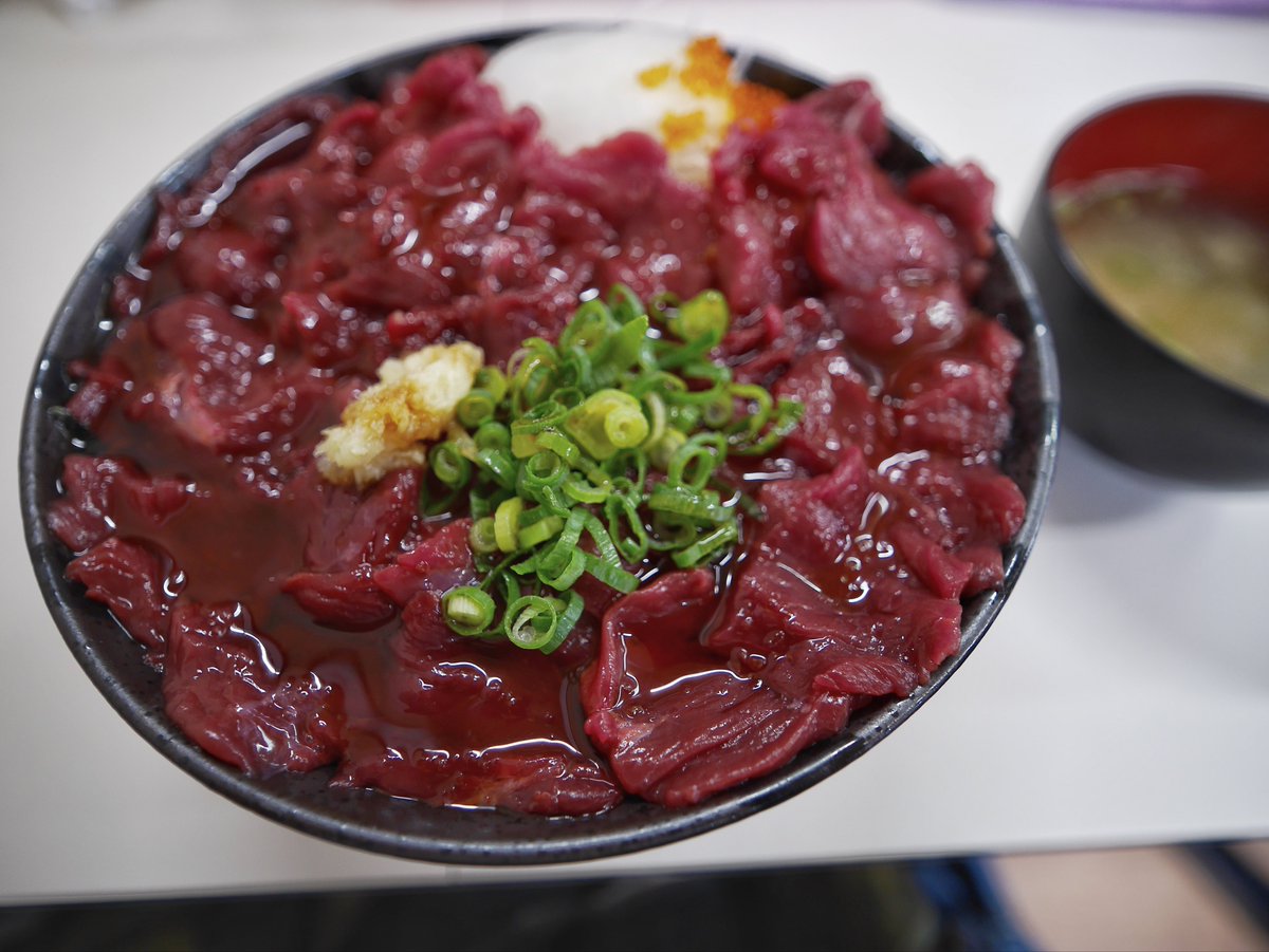 Riseitoo's tweet photo. 北甲斐道の名物馬刺し丼ライス大盛り肉増しは納得のボリュームで特製タレが掛かった赤身肉がまたうまいんです！

いつも混んでるけどお店の方も親切で甲府方面に来た時は是非オススメ👍 https://t.co/pzLYRTlt0w