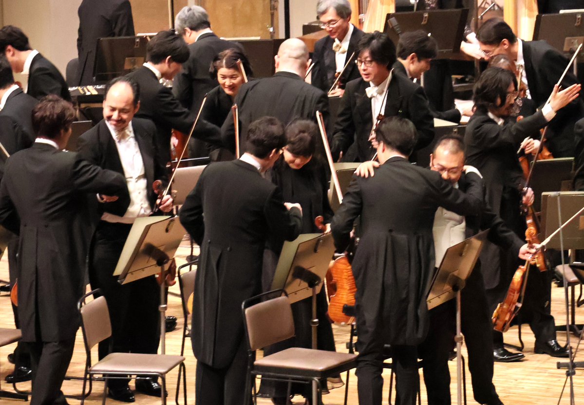 NHKSO_Tokyo's tweet photo. #N響100年 記念の《復活》2日目が大盛況のうちに幕を閉じました。
 
私たちの《復活》に込めた“心”は、皆さまにどのように響いたでしょうか。
 
“Not violence!”
“p!(ピアノ･弱く)”
“Beauty!”

#ルイージ がリハーサルでよく口にする言葉です。
徹底して響きの美しさにこだわる彼の姿勢は、
これまでN響が長い年月をかけて築き上げてきた伝統の音楽づくりに、さらなる磨きをかけています。
そんなルイージの美学が、随所に息づく演奏となったと思っています。
 
今回、おかげさまで6000人ものお客さまと、このメモリアルな瞬間を共有することができました。
楽員・スタッフ一同、心より御礼を申し上げます。ありがとうございました！
そして、放送でご覧いただいた皆さまも、ありがとうございました！
 
明日10/5はN響の100回目の創立記念日。
今シーズンは、まだまだ創立100年を記念した特別なコンサートが続きます。
 
これからも皆さまの心に残る演奏を一同、力を尽くして届け続けますので、ぜひご期待ください！
@fabluisi @sunaogoko @kyoheitomy
