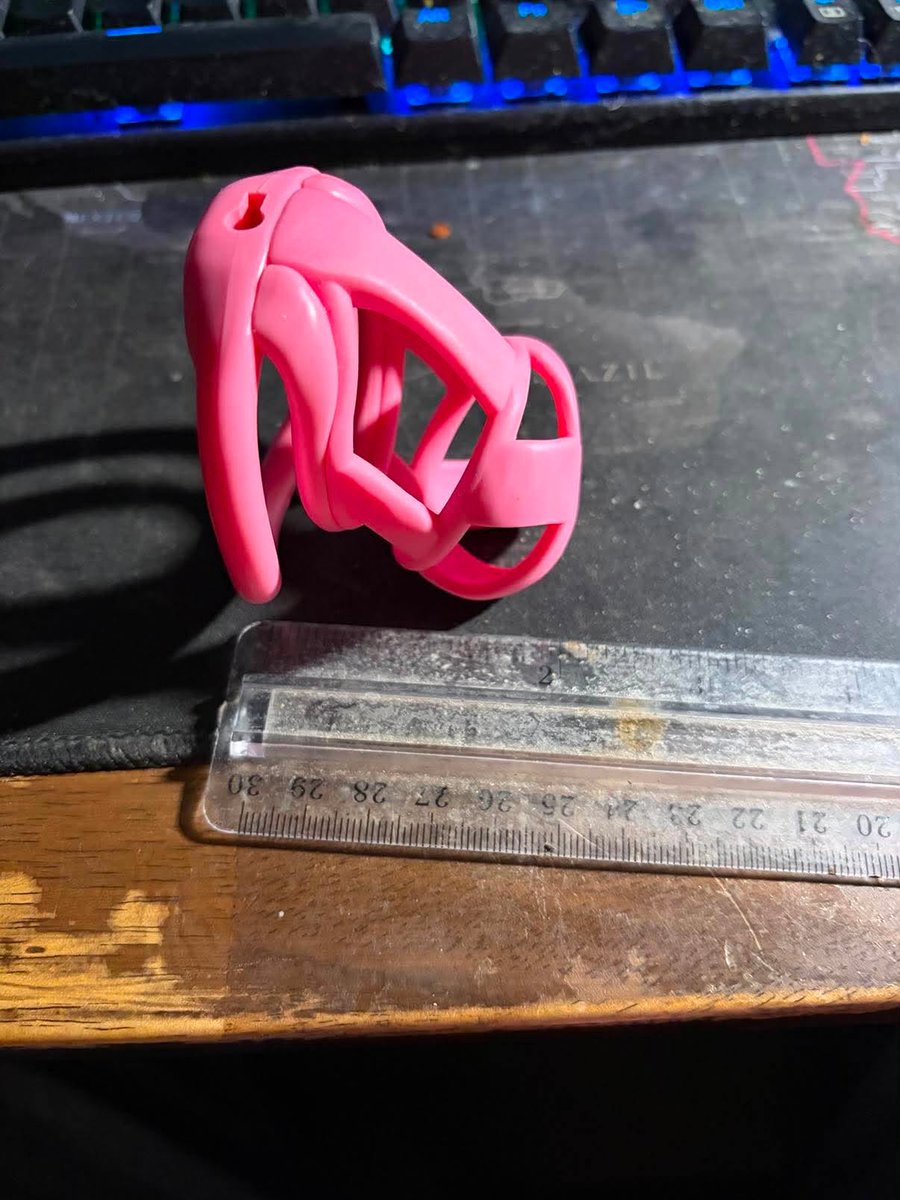 NaturalTanzanit's tweet photo. My old cage is just too small for my 24.03cm C*ck! It pinches the skin every time I try to place it on, I have open wounds on top of my P*nis from this cage being to tight. https://t.co/h05hDohZCl