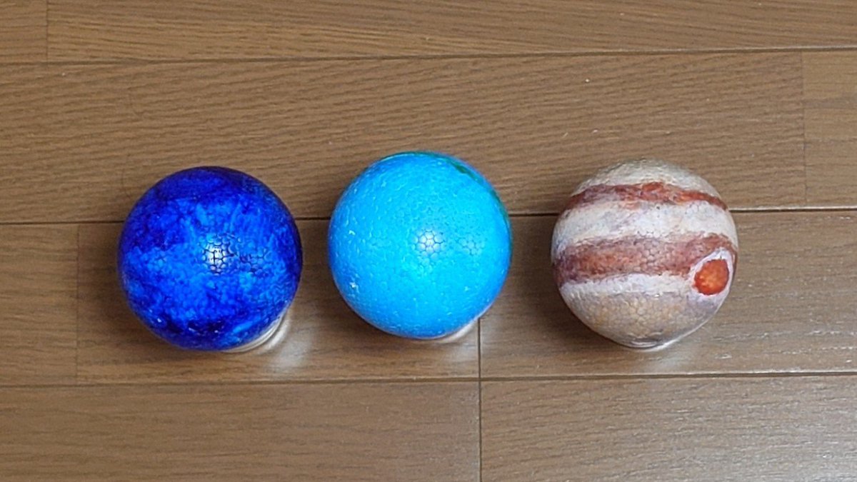 Heavy_cavalry1's tweet photo. スチロールボールを使って息子と工作してました。
左から息子作の海王星、天王星、私作の木星です。
子供用の絵の具がなかったので、プラモ塗装で使ってるターナーのU-35で塗ってみました。 https://t.co/ggHYoezNMZ