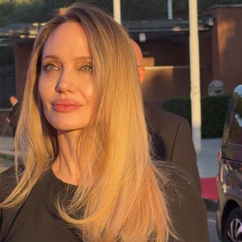 pusholder's tweet photo. Angelina Jolie’nin Gazze paylaşımı:

"Artık Google Earth'ü açıp Gazze'ye ne yapıldığını görebilirsiniz. Mahalleler enkaza döndü.

Evler, okullar, hastaneler ve altyapı zarar gördü veya yok edildi." https://t.co/TKqxnrmFcE