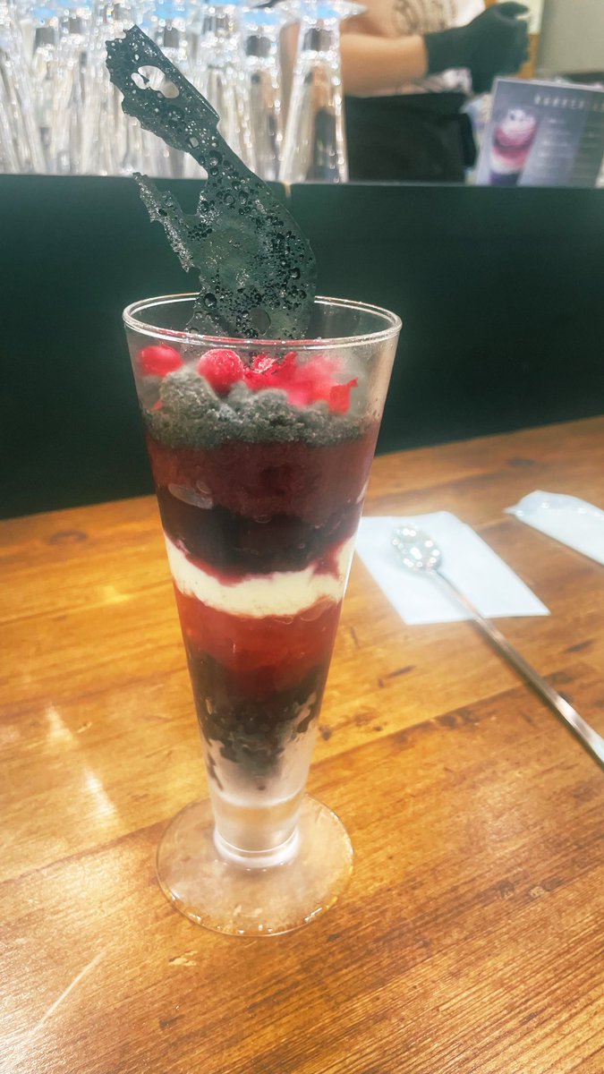 awono1's tweet photo. 今年はあまり並ばず食べれると聞き、甘露さんのラプサンスーチョン使ったパフェ🍒
燻製の香り、アクセントに唐辛子効いてるのも面白い😋するする食べれるな〜と思ったら最後は黒糯米でもっちりしたおはぎのような〆😳
#はじめての中国茶とおやつ https://t.co/jbeHNLl0fX