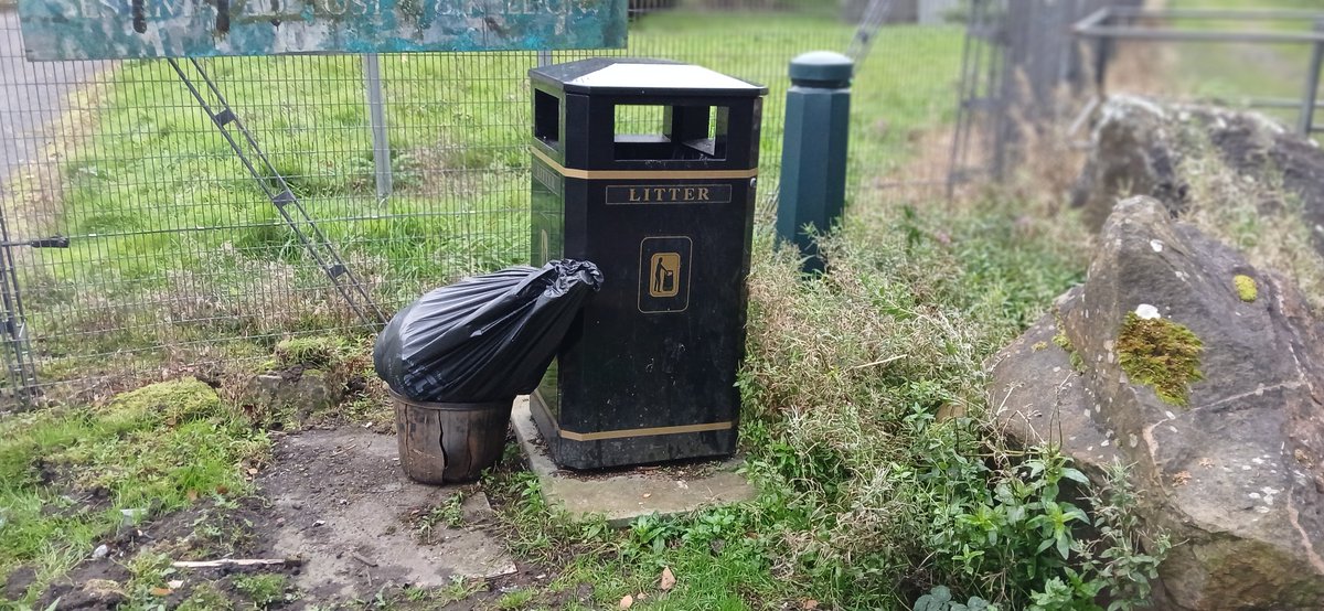AlistairFergu11's tweet photo. 4 bags , 3 from retail park rd (lane was horrendous) & 1 from east shore. Firework season & some hardly fit in the bag. #litterpicking #litterfree #ReportingLitter #keepbritaintidy #LeaveNoTrace #KeepScotlandtidy
#SpringCleanScotland
#WDCouncil #bigclydecleanup #greentangerine https://t.co/hwrH6VxukJ