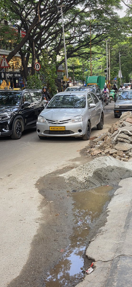 ManishAcharya13's tweet photo. @blrcitytraffic this is his choice to park anywhere and just disrupt the traffic..this is jp nagar near kalpaney restaurant https://t.co/nMAXgqBLot