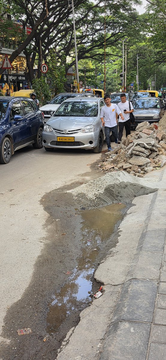 ManishAcharya13's tweet photo. @blrcitytraffic this is his choice to park anywhere and just disrupt the traffic..this is jp nagar near kalpaney restaurant https://t.co/nMAXgqBLot
