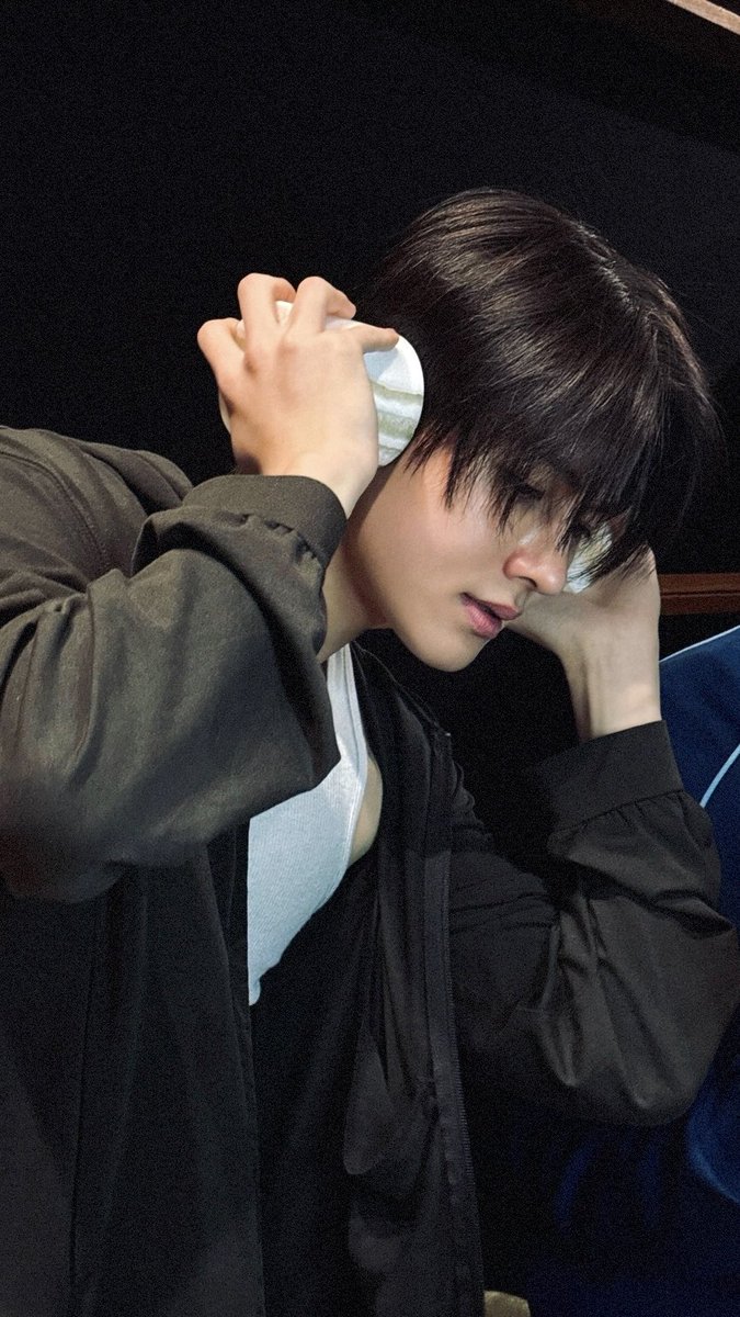 seanhomage's tweet photo. #seonghyeon makes looking cool look so easy https://t.co/seq5arCTO9