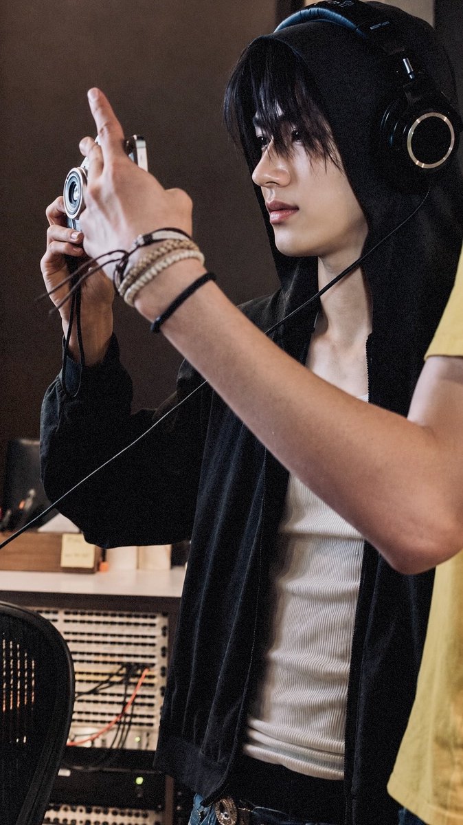 seanhomage's tweet photo. #seonghyeon makes looking cool look so easy https://t.co/seq5arCTO9