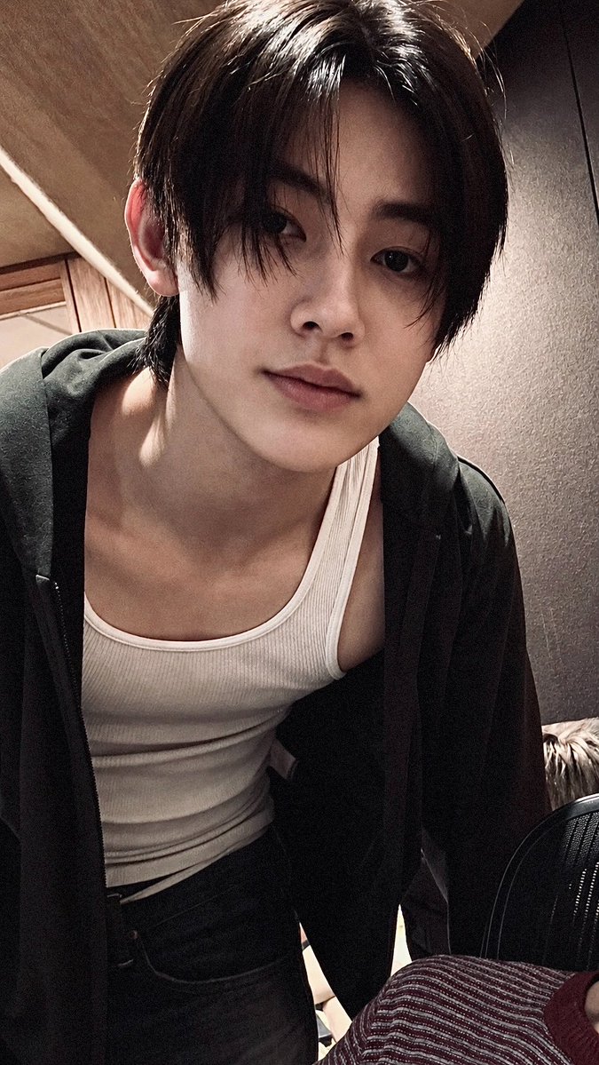 seanhomage's tweet photo. #seonghyeon makes looking cool look so easy https://t.co/seq5arCTO9