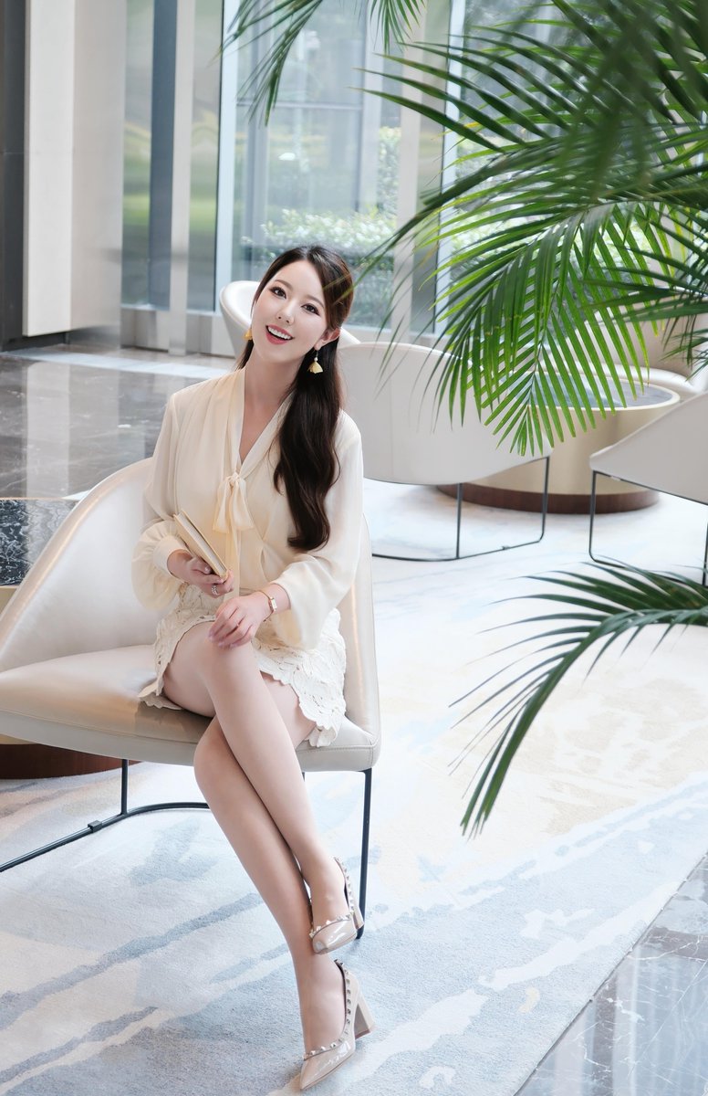 Lukas6393032894's tweet photo. 95后｜已婚｜老师 🎀  
这里是一个不太敢在朋友圈发牢骚的小树洞。 
工作有点累，生活偶尔烦，偶尔也想找个地方说说话。
此生固短，仿佛一场梦，所以，开心一点，松弛一点，凡事不要太上心。
希望在这里认识一些有趣、真诚、同频的人。 
#老师 #反差 #新人 https://t.co/XzaMbjOr7b