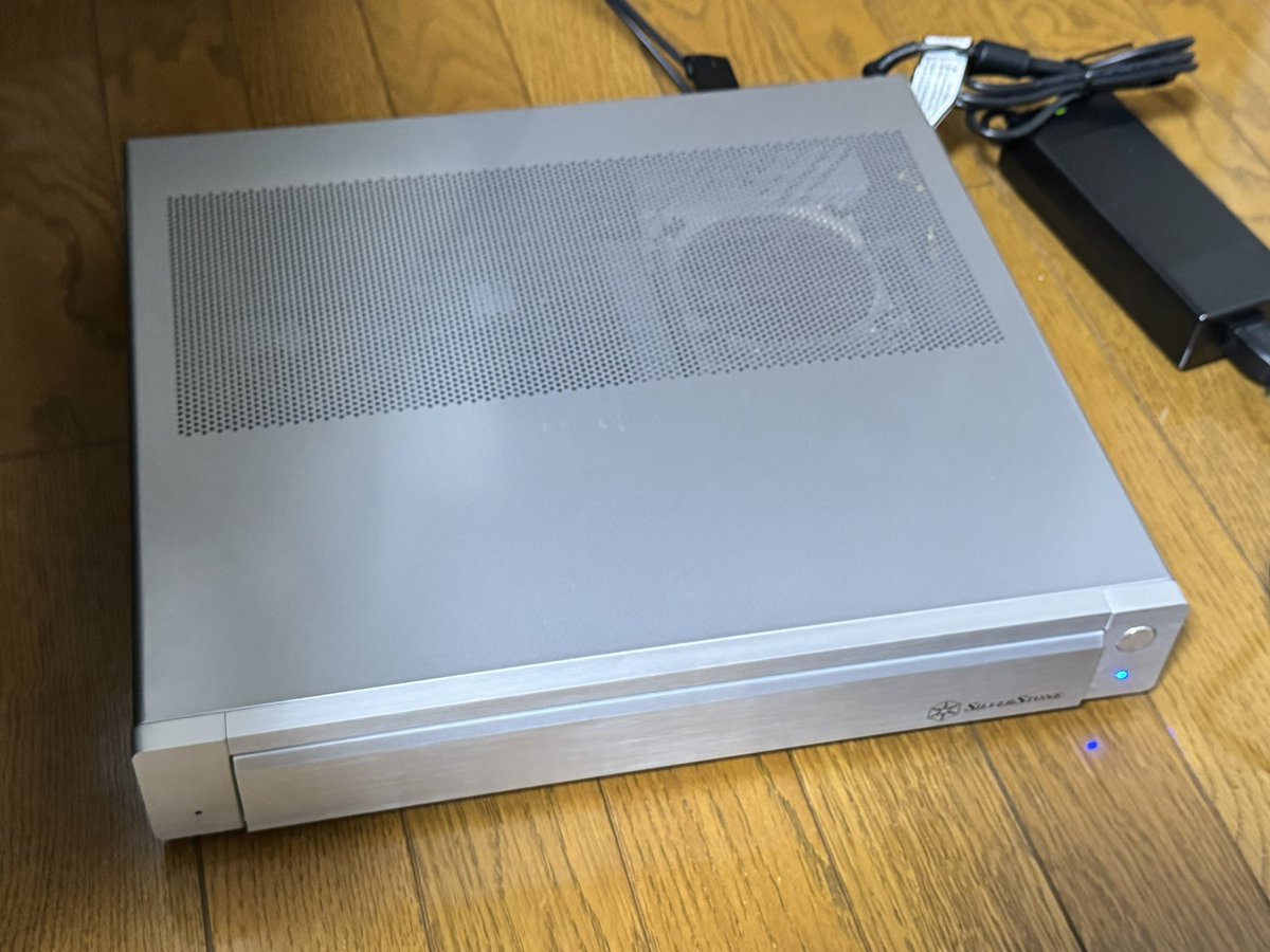 RS27Taka's tweet photo. 密かに売れ残ってて積んでるPCたち…
全部グラボ付きだよw https://t.co/sSdFt6ZPmS