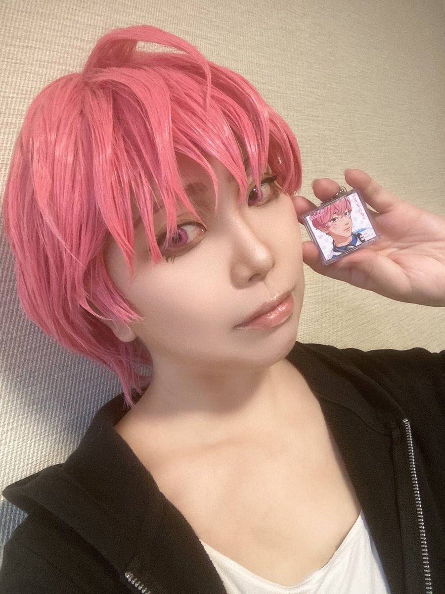 7_skks_Allen's tweet photo. ⚠️コスプレ⚠️cosplay⚠️

昨日のお試しBambyの続き！
あの後、少しカットしてもらった‼︎
スッキリして自分的には好きな感じ‼︎（←バンビになれてるかは不明w😇）

🩷/あれん
💜/@m1cas0  みかん🍊🍶 https://t.co/wLdmrbrE85