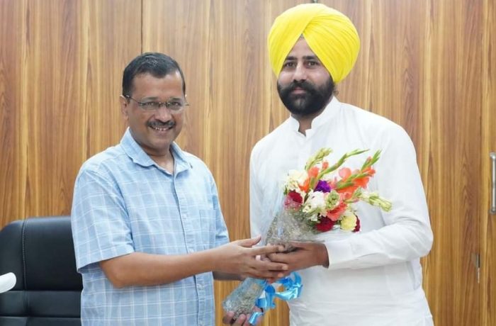 erbmjha's tweet photo. - 117 AAP MLAs in Punjab, only Sukhveer Singh Maiserkhana sends both his children to govt school

- Raised teacher shortage issue, got ignored

- Made a video exposing AAP's "world class education model", Bhagwant Mann suspended him within 1 hr for anti-party activities 

@ArvindKejriwal can't tolerate criticism.

Resignation kab mangega baune @abhijeet_dipke ?
