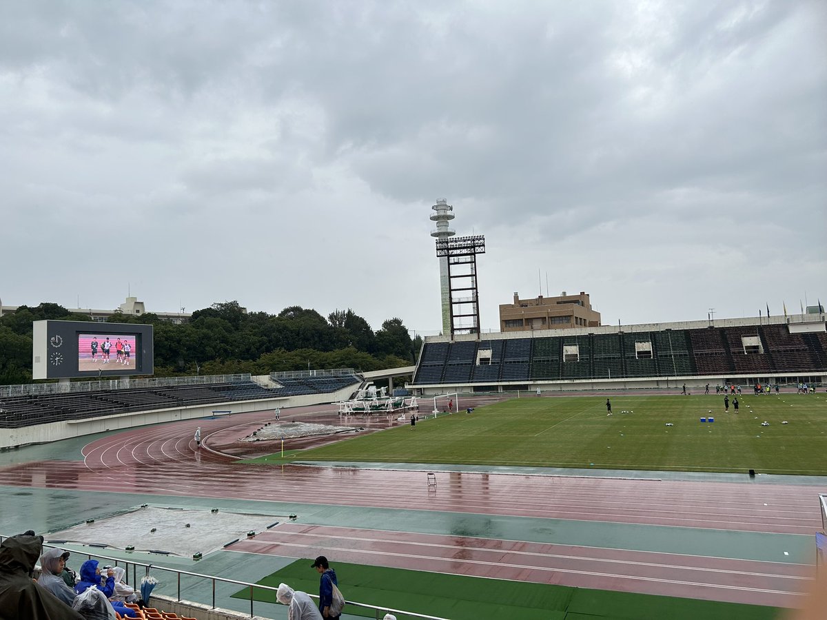 PepeShuna's tweet photo. 10年ぶり？の万博〜
こんなに広かたんや…
改札出たらソースの匂いやら揚げ物の匂いを嗅ぎながら歩く
人がいっぱいでなんかイベントしたりして…
芝がよろしくないのは
あんまり使われてないからなんかな💦
帰りの道々『トップよりいいサッカーしてる』…確かに…😓😳 https://t.co/3guK1QcvVK