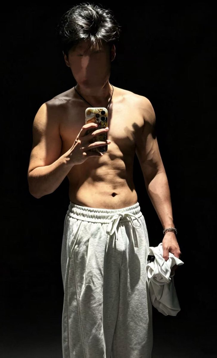 feiyu0204's tweet photo. 别玩我了 我只是个纯情的男孩 你和我说说话我又要喜欢你了 #四爱 #iiii https://t.co/GZZNnsLZ3e