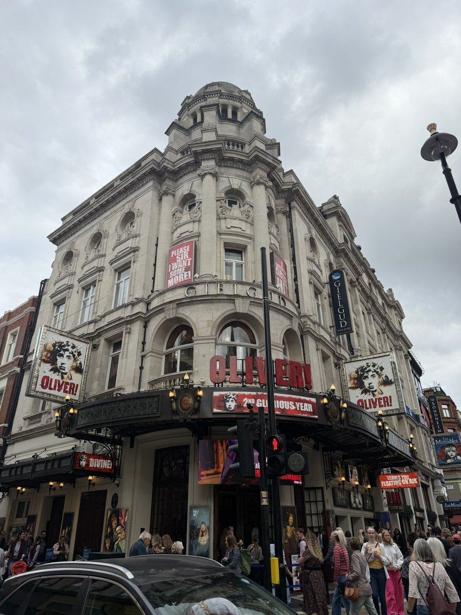 cultcouple's tweet photo. Double @LondonPalladium this weekend seeing @Starsailorband and @BigTomD with Oliver in the middle with @RealMattLucas as Fagin at The Gielgud Theatre 👍👍 @DMTWestEnd https://t.co/0Y55sZSzg0