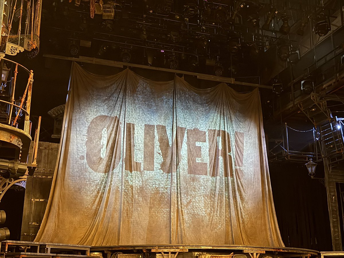 cultcouple's tweet photo. Double @LondonPalladium this weekend seeing @Starsailorband and @BigTomD with Oliver in the middle with @RealMattLucas as Fagin at The Gielgud Theatre 👍👍 @DMTWestEnd https://t.co/0Y55sZSzg0