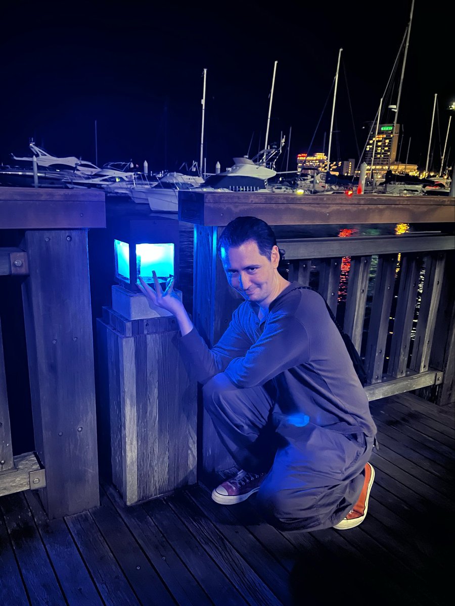 jugglehat79's tweet photo. 海辺の照明がテセラクトすぎたので
とりあえずロキしておいた https://t.co/zZPPYkuu8M
