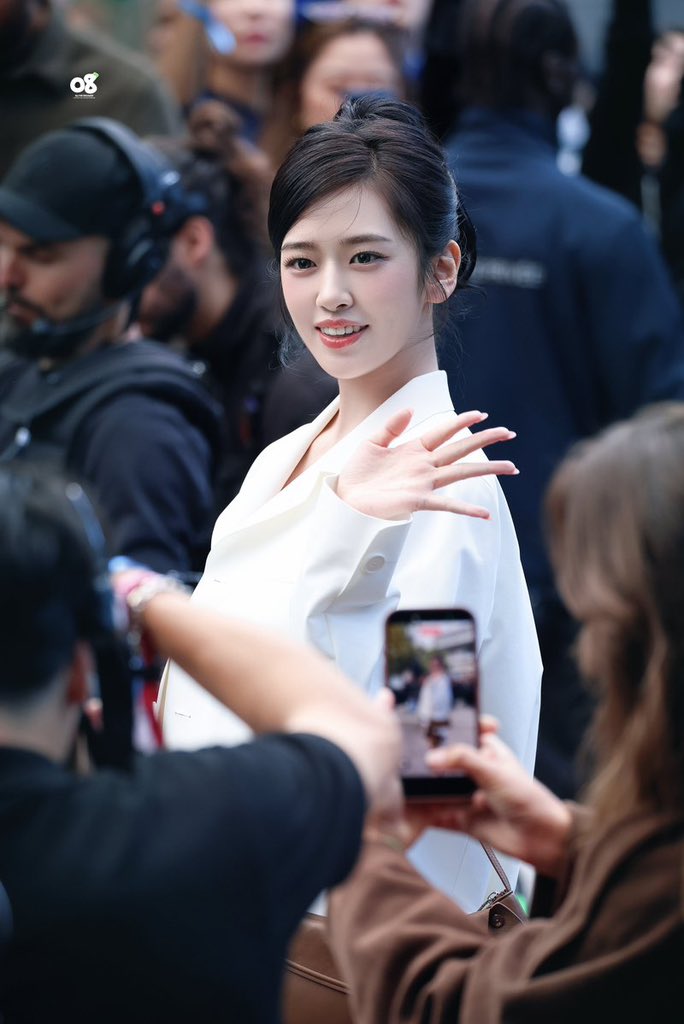 ydysggy's tweet photo. Wow An Yujin shine so bright at the Lacoste show, her aura really cannot beat.

YUJIN AT LACOSTE SS27 PFW
#YUJINxLacoste
#ANYUJIN
#LacosteSS27 https://t.co/S5swlLNcny