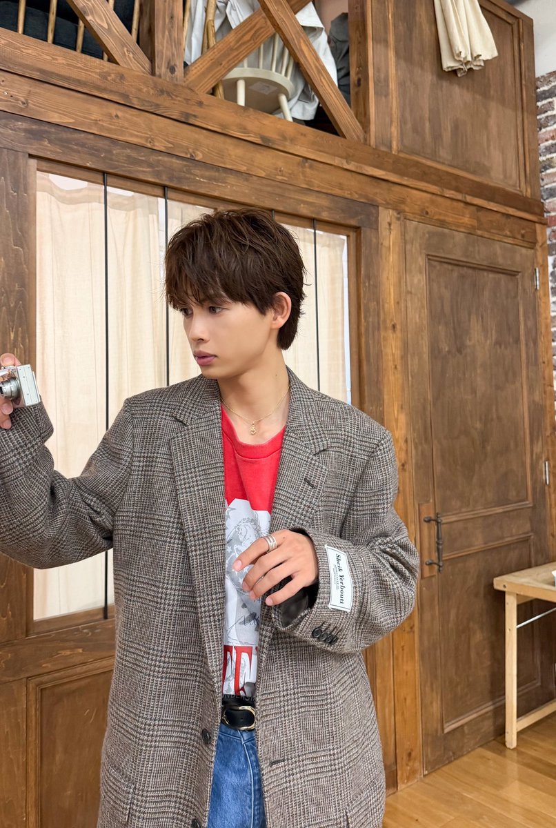 naoya_k_staff's tweet photo. 10月突入🍂

一年あっという間ですね…
現在発売中の『awesome! Vol.74』
素敵なお写真撮っていただいたのでぜひ📚

主演ドラマ『青と碧』明日放送スタートです
わくわくしております

#ドラマ青と碧 #草川直弥 https://t.co/afXGazVX4M