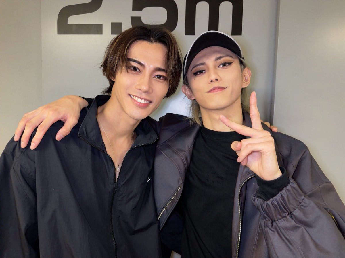 AKITO_SOLIDEMO's tweet photo. ミュージカル『新テニスの王子様』The Final Stage
本日もありがとうございました！

スペシャルすぎましたね。
多幸感溢れる公演でした🎾👓

りょうや、テニミュ300公演おめでとう！
すごいことだね、本当に。
リスペクトしてる最高の同志、友達です。

そして跡部、誕生日おめでとう！

#新テニミュ https://t.co/tG6rpa5KJD