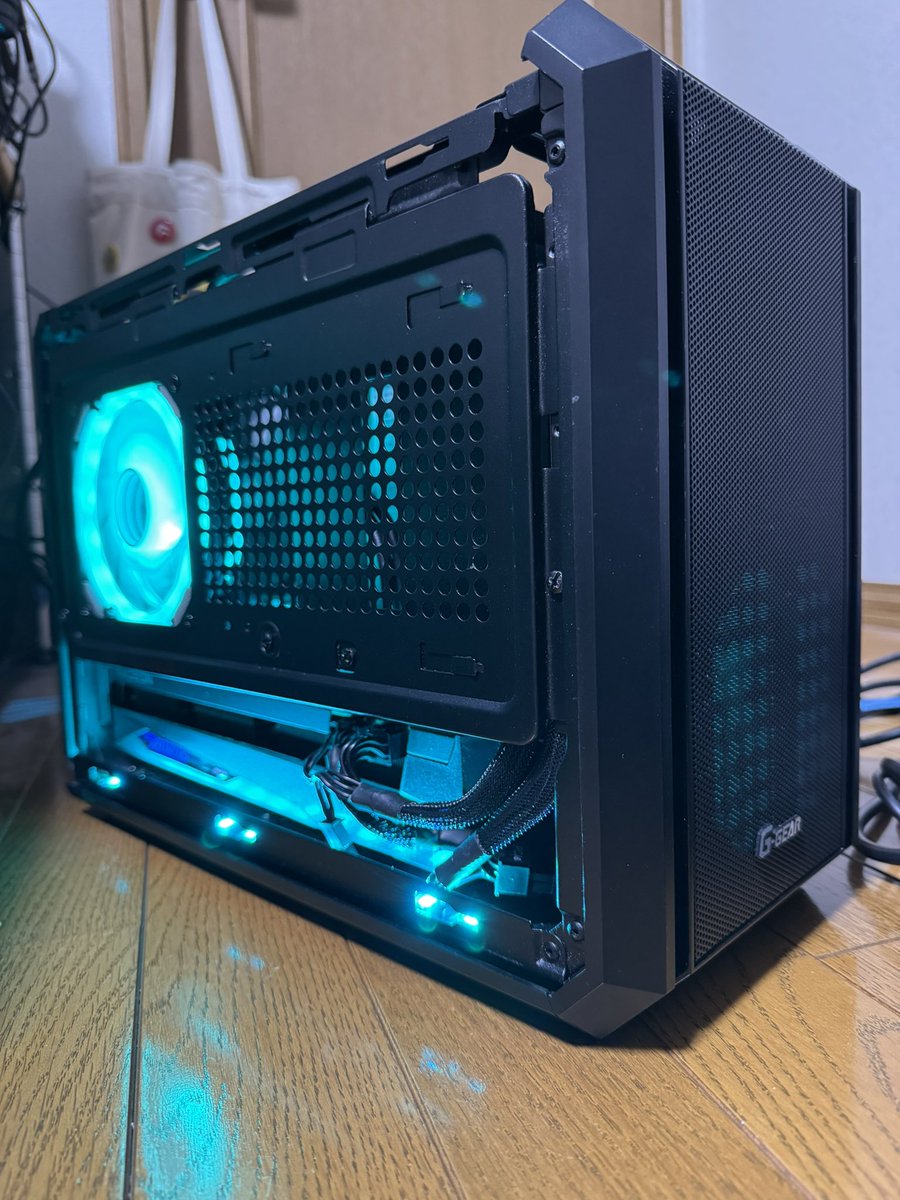 RS27Taka's tweet photo. 売れ残ったPCに付いてるRadeon RX675…XTを外して先ほどのPCに移植しました(´・ω・`)

これにて完成でいいや。
スペックは
CPU:Core i5 11500
メモリ:32GB
SSD:1TB
グラボ:Radeon 6750XT
OS:Windows11 Home
と、こんな感じなんでどっかに流すとするか…

で、グラボ抜いちゃったPCはどーしよ？？ https://t.co/O2iNBfDku1