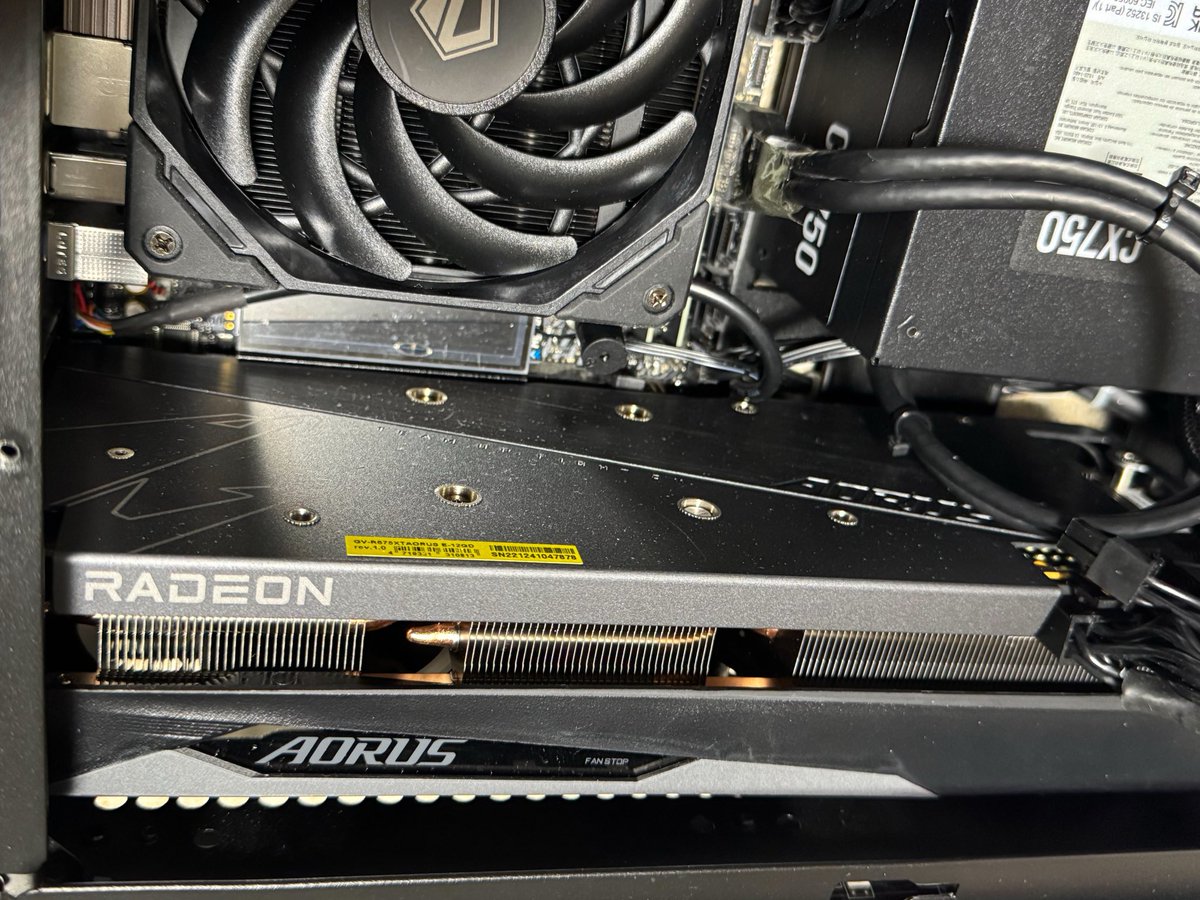 RS27Taka's tweet photo. 売れ残ったPCに付いてるRadeon RX675…XTを外して先ほどのPCに移植しました(´・ω・`)

これにて完成でいいや。
スペックは
CPU:Core i5 11500
メモリ:32GB
SSD:1TB
グラボ:Radeon 6750XT
OS:Windows11 Home
と、こんな感じなんでどっかに流すとするか…

で、グラボ抜いちゃったPCはどーしよ？？ https://t.co/O2iNBfDku1