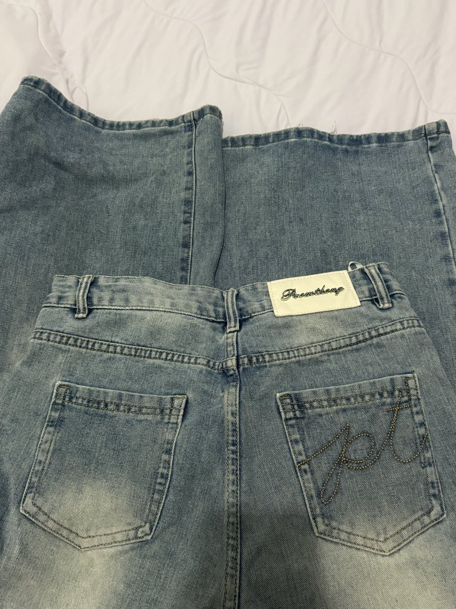 KeRatn43600's tweet photo. ส่งต่อกางเกงยีนส์ promoting size L 150รสค่า

#พรมทอง #ส่งต่อpromthong #ส่งต่อเสื้อผ้า #vghbkk #ส่งต่อstylist #เสื้อผ้ามือสองสภาพดี #โล๊ะตู้เสื้อผ้า #ส่งต่อcintage #ส่งต่อbeming #ส่งต่อvghbkk #rolliroo #uxryclub https://t.co/22UrKCnEZL