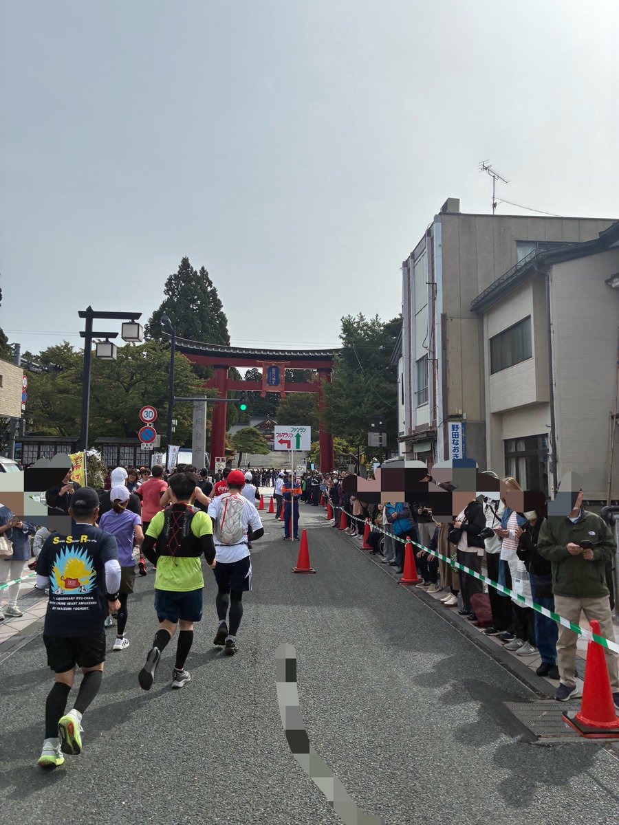 YUT2206's tweet photo. 走ろう会。
今季1番の寒さから一転、スタートに並ぶ時間になってから暖かくなって快適な環境でした。
にもかかわらず、両脚太もも前後ろふくらはぎ脇腹攣りました。
『練習は嘘をつかない』は嘘かもしれないけど、『練習不足は嘘をつかない』は真実だと実感しました。

#いわて盛岡シティマラソン2026 https://t.co/EeOMmL5RYP