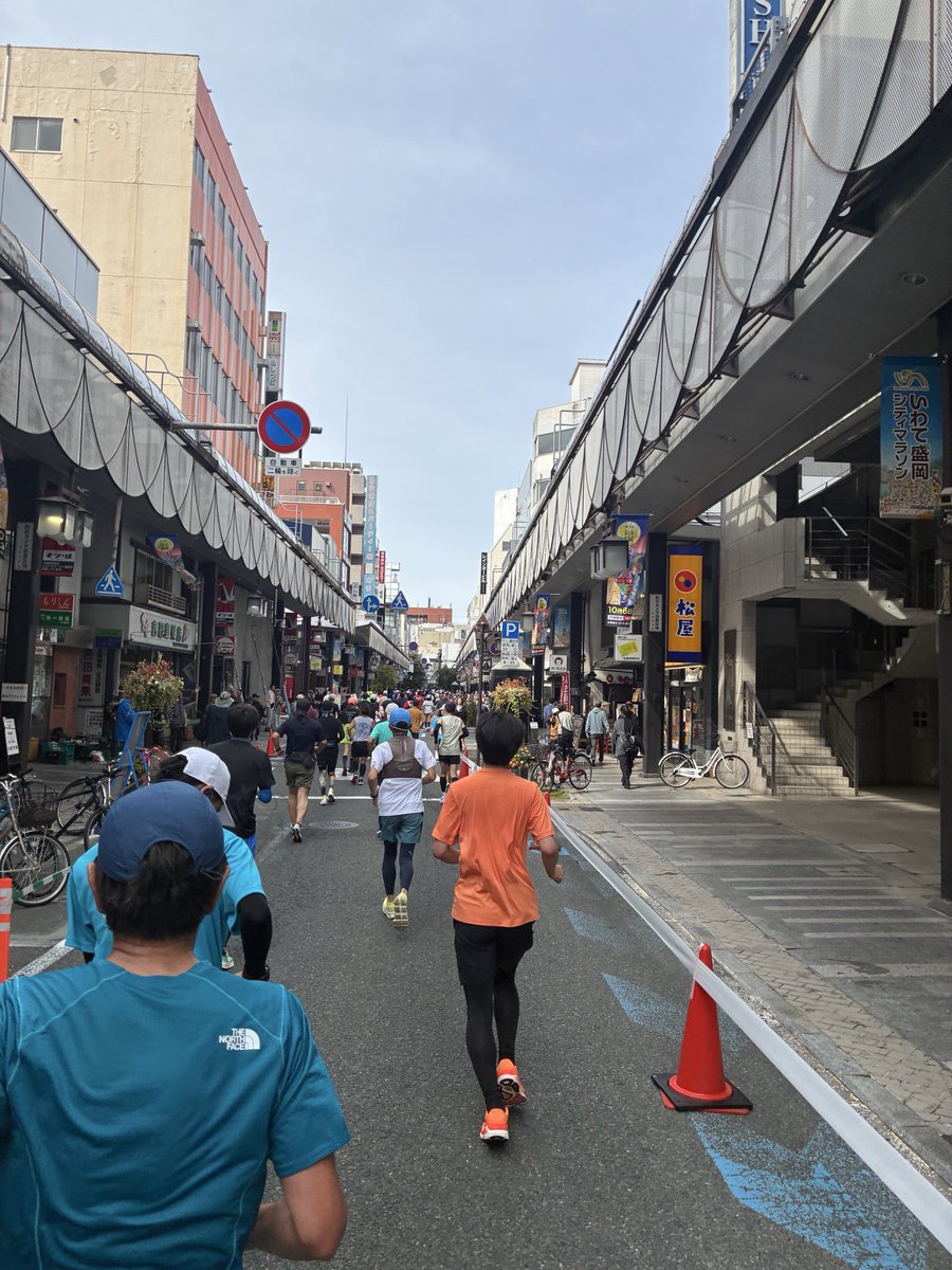 YUT2206's tweet photo. 走ろう会。
今季1番の寒さから一転、スタートに並ぶ時間になってから暖かくなって快適な環境でした。
にもかかわらず、両脚太もも前後ろふくらはぎ脇腹攣りました。
『練習は嘘をつかない』は嘘かもしれないけど、『練習不足は嘘をつかない』は真実だと実感しました。

#いわて盛岡シティマラソン2026 https://t.co/EeOMmL5RYP