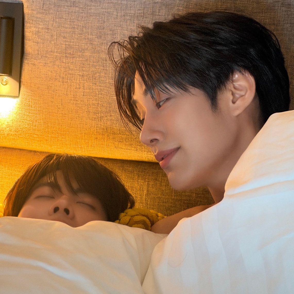 moonxest's tweet photo. just a lunch break moment… and he spends it looking at his partner sleeping like that i need to kms https://t.co/sjZONsqM9G