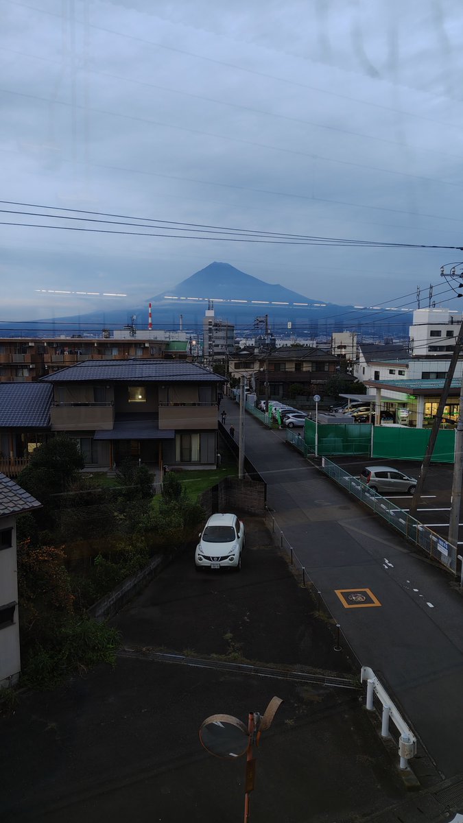 kaboccho's tweet photo. 娘。秋ツアー＠富士市。行きは各駅停車で富士駅から。フォロワーさんに教えてもらった焼きカツ丼を食べてから昼公演。さくらの選曲満載でメドレーやソロも堪能🤣Happy大作戦、昔は隣のヲタと肩組んだよなあ。今は隣が女性だとセクハラになるべ😂帰りは新富士から居酒屋新幹線😁 https://t.co/TJX5Tn48VF