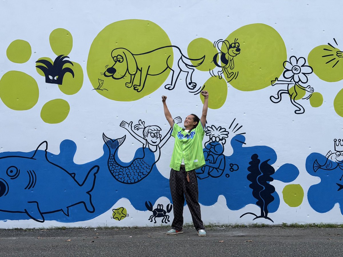 bellmare_staff's tweet photo. 🎨 Ryu Ambeさん アート完成✨ 🎨

茅ヶ崎市総合体育館 西側通路で朝から皆さんと制作していましたRyu Ambeさんとのコラボアートがただいま完成しました🖌️
今後も建物がある限り展示されますので、ぜひスタジアムご来場の前などにお立ち寄りください💚💙

Ryu Ambeさんチームと、最後まで見届けた皆さんとパシャリ📸

#グリーンオーシャンナイト Supported by #フジタ
#湘南ベルマーレ #bellmare