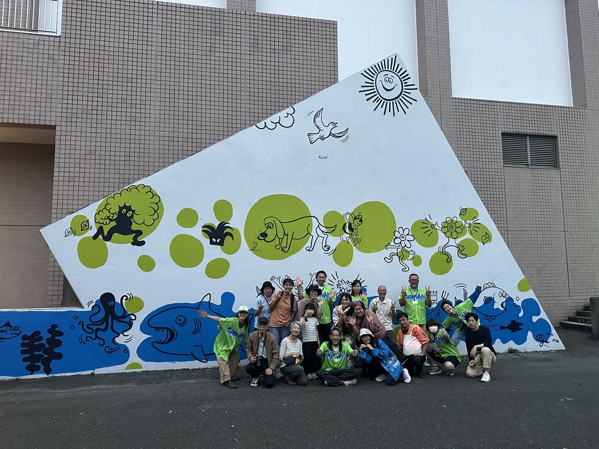 bellmare_staff's tweet photo. 🎨 Ryu Ambeさん アート完成✨ 🎨

茅ヶ崎市総合体育館 西側通路で朝から皆さんと制作していましたRyu Ambeさんとのコラボアートがただいま完成しました🖌️
今後も建物がある限り展示されますので、ぜひスタジアムご来場の前などにお立ち寄りください💚💙

Ryu Ambeさんチームと、最後まで見届けた皆さんとパシャリ📸

#グリーンオーシャンナイト Supported by #フジタ
#湘南ベルマーレ #bellmare