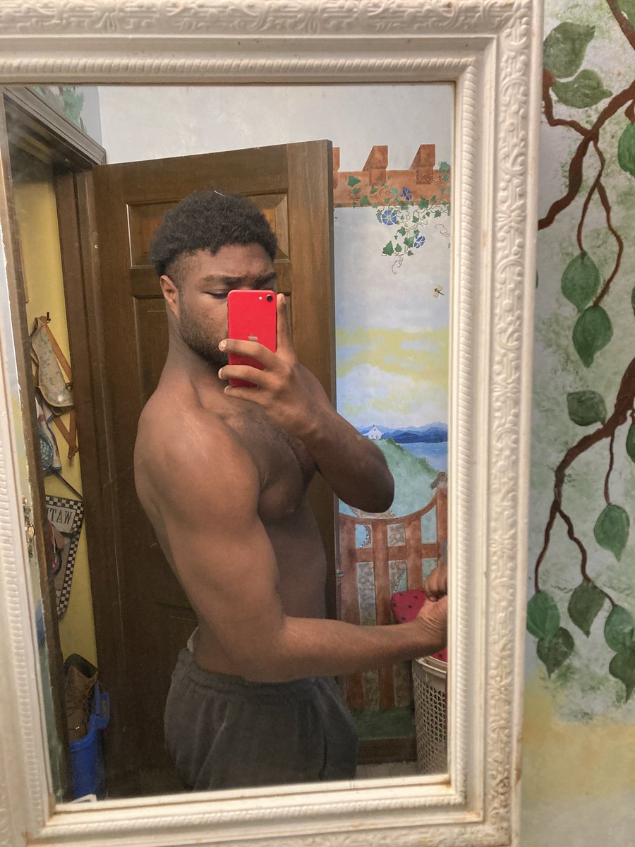 HKKShade's tweet photo. Biceps after carrying and cutting down trees 🕷️🩸👑 https://t.co/NiPoWeBnSX