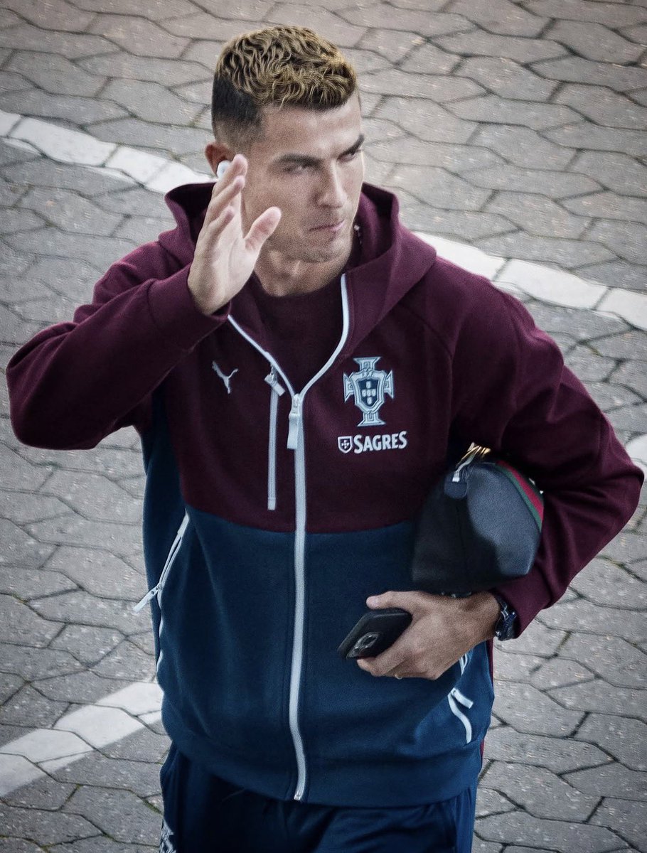 CallHimGoat's tweet photo. 🚨🚨 ريكورد:

لم يغادر كريستيانو رونالدو معسكر منتخب البرتغال بمفرده

كان هناك عضواً آخر في طاقم المنتخب الوطني تلقى أوامر فورية بحزم أمتعته والسفر برفقة القائد

ليعود نفس الشخص مع رونالدو إلى نادي النصر اليوم في الرياض ⚠️

الشخص هو أنطونيو كوستا، المسؤول عن المعدات

والذي أصبح بمثابة فرد من الطاقم الشخصي لكريستيانو رونالدو