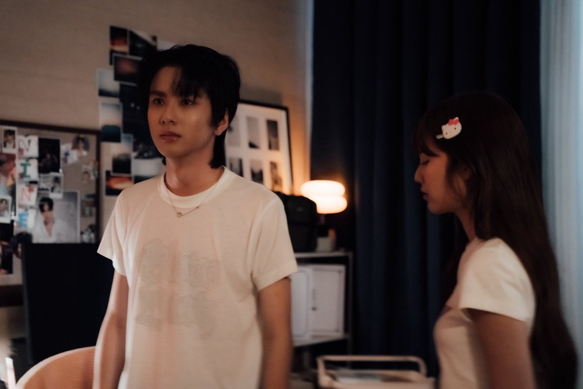 savewrg's tweet photo. ครึ่งทางแล้วจริงๆ เป็นไงบ้างครับEP6 ดูกันหรือยัง ชอบกันไหม ในอีพีนี้เป็นซีนที่อิมแพคกับตัวผมเองมากๆทั้งตอนที่ถ่ายทำ เป็นซีนที่ยากมากๆ กังวลว่าจะออกมาดีไหม เมื่อวานได้ดูเองคืออินไปกับว่านแบบน้ำตาจะไหลตาม ส่วนซีนสนามบินคือถ่ายในวันเดียวจริงๆทั้งร้องไห้แล้วก็ซีนสารภาพรัก ปรับอารมณ์ไปมาจนต้องกินยาแก้ปวดหัวเลยยยย ทุกคนดูแล้วเป็นไงบ้าง เล่าให้เซฟฟังด้วยนาาจะอ่านให้หมดเลย💓🫶🏻

MR FANBOY CHAPTER 6
#MrFanboyEP6