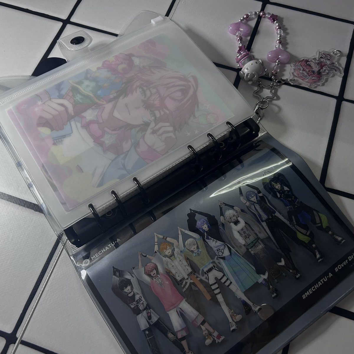 oky__margin's tweet photo. 沢山見て頂き有難うございます◝✩
キティバインダー、サイズがA6なので、そのサイズのバインダーポケットをつけるとアクスタも収納可能です、私の推しのアクスタは大体デカくて収納困ってたけどこれなら入る( ◠‿◠ )
そんで行き場に困ってた大きめのクリアカードも入る☑️ https://t.co/HhO8QjLY6O